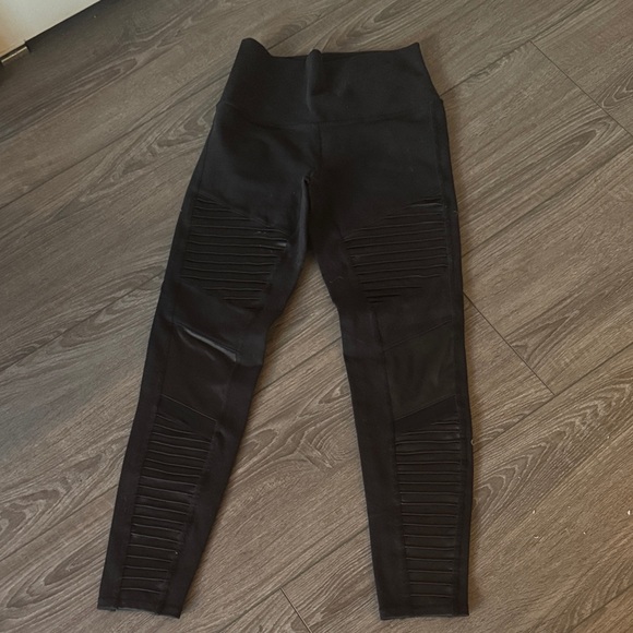 ALO Yoga Pants - Alo Yoga High-Waisted Leggings with Moto Detailing